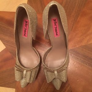 Betsey Johnson Prince Dorsey Pump in Gold